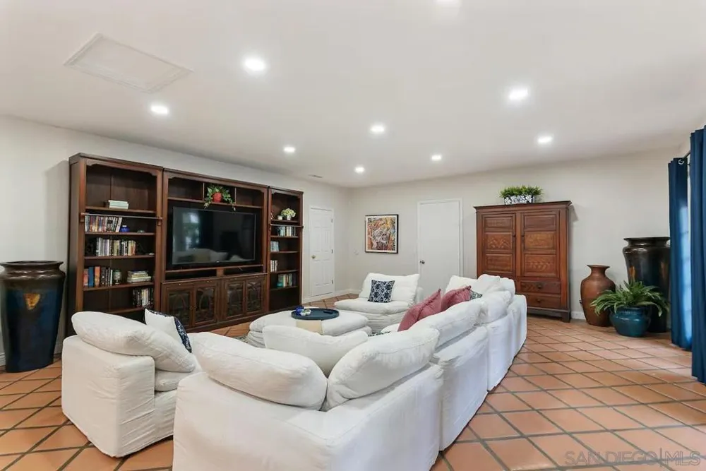1005 Solymar Drive La Jolla, CA 92037