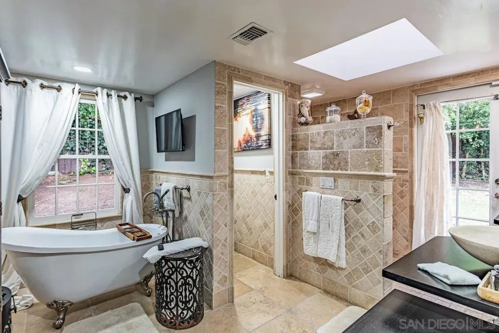 1005 Solymar Drive La Jolla, CA 92037