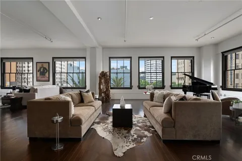 1645 Vine #406