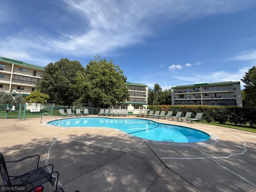 10511 Cedar Lake Road #309 Minnetonka, MN 55305