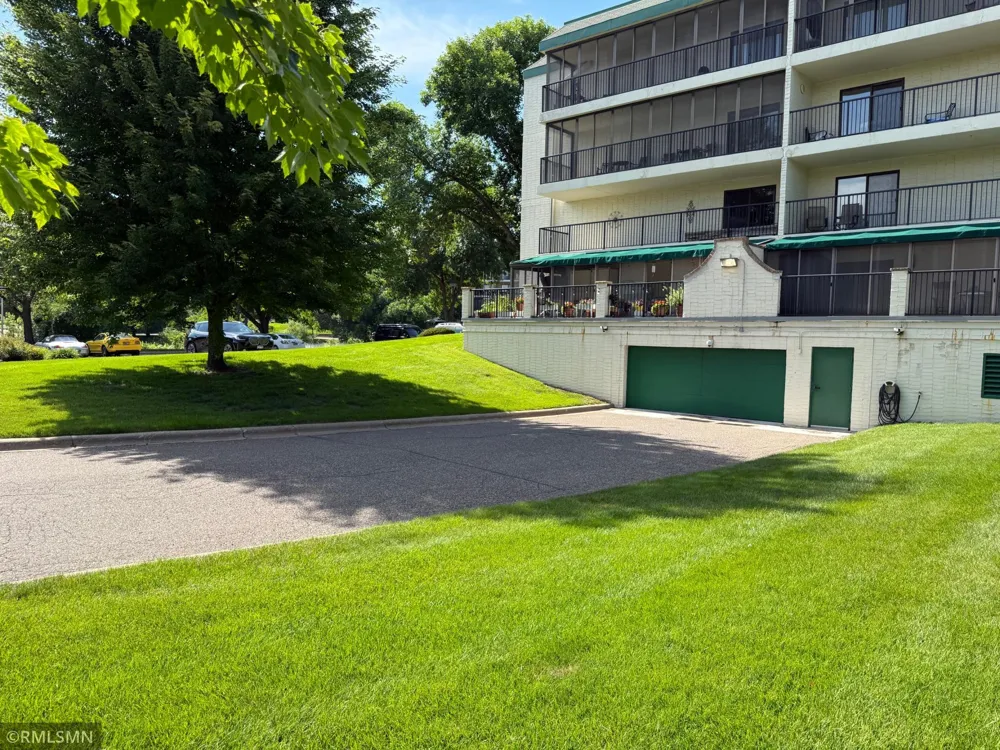 10511 Cedar Lake Road #309 Minnetonka, MN 55305
