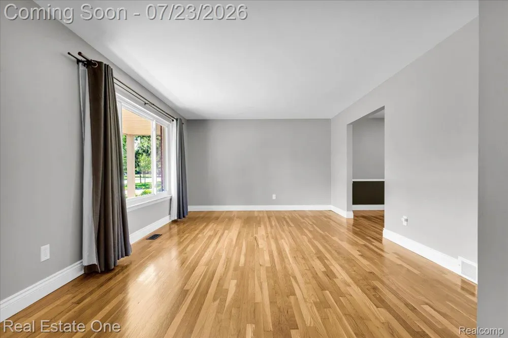 5063 Abington Drive Troy City, MI 48085