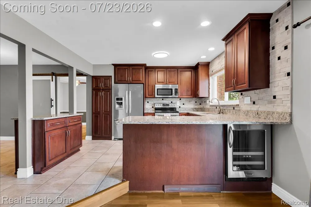 5063 Abington Drive Troy City, MI 48085