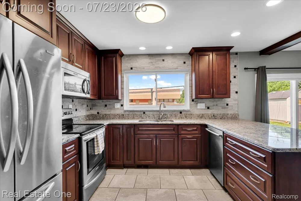 5063 Abington Drive Troy City, MI 48085