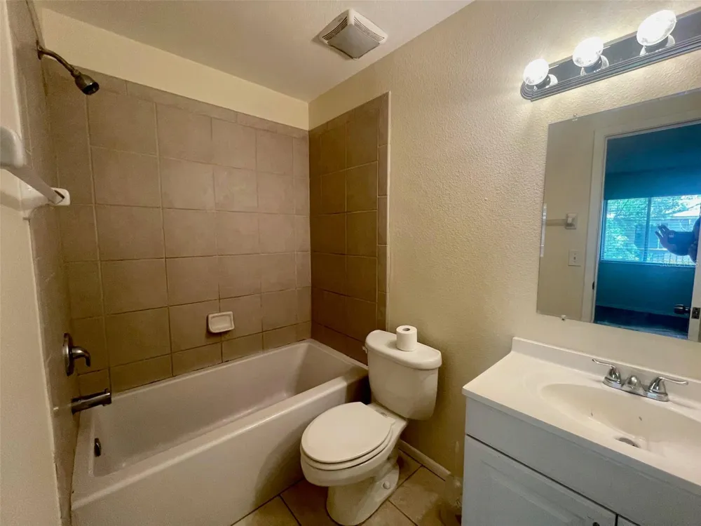 2745 HIDDEN LAKE BOULEVARD #D Sarasota, FL 34237