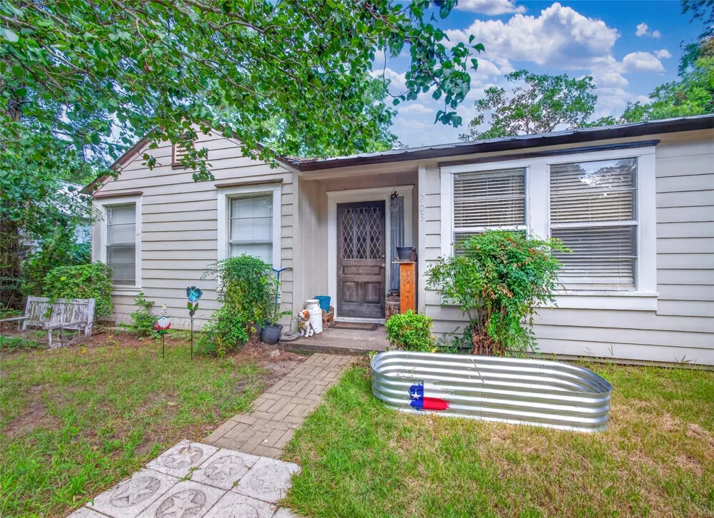 203 Hudgins Street Smithville, TX 78957