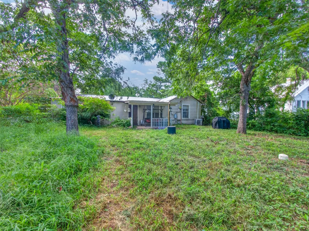 203 Hudgins Street Smithville, TX 78957