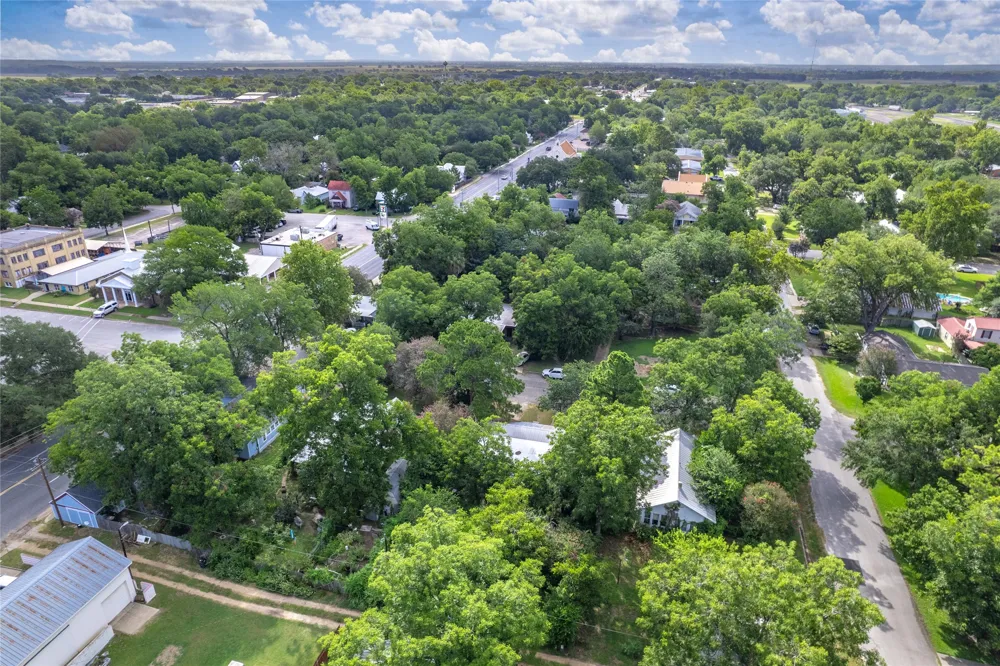 203 Hudgins Street Smithville, TX 78957