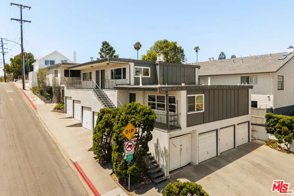 1466 Manhattan Beach Boulevard #4 Manhattan Beach, CA 90266