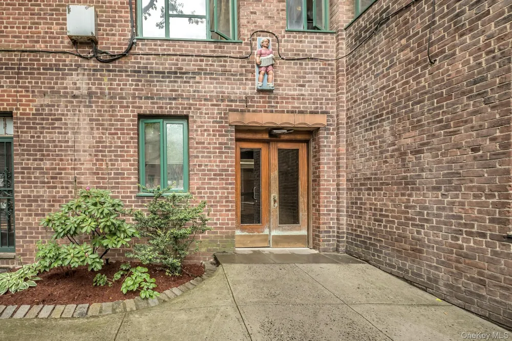 1579 Metropolitan Avenue #3B Bronx, NY 10462