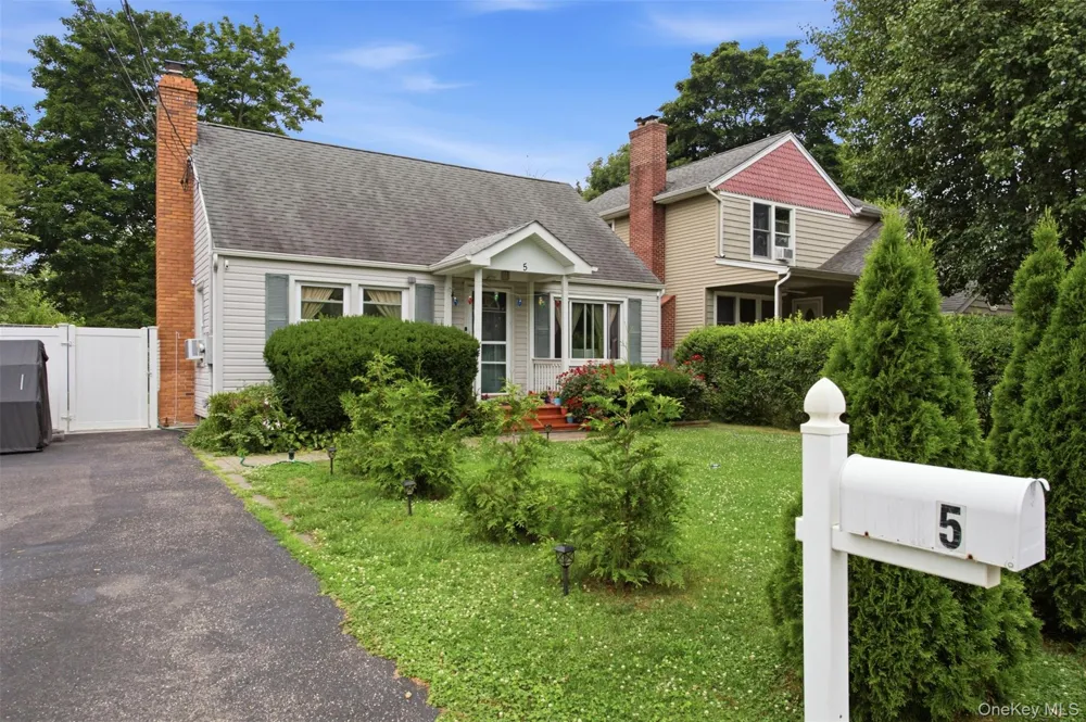 5 Putnam Place Huntington Station, NY 11746
