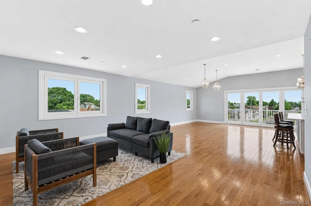 762 Pecan Street Lindenhurst, NY 11757