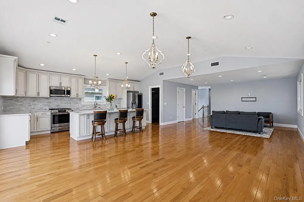762 Pecan Street Lindenhurst, NY 11757