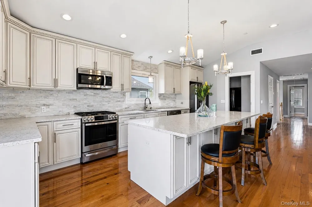 762 Pecan Street Lindenhurst, NY 11757
