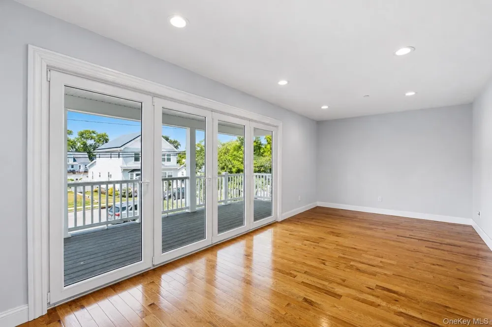 762 Pecan Street Lindenhurst, NY 11757