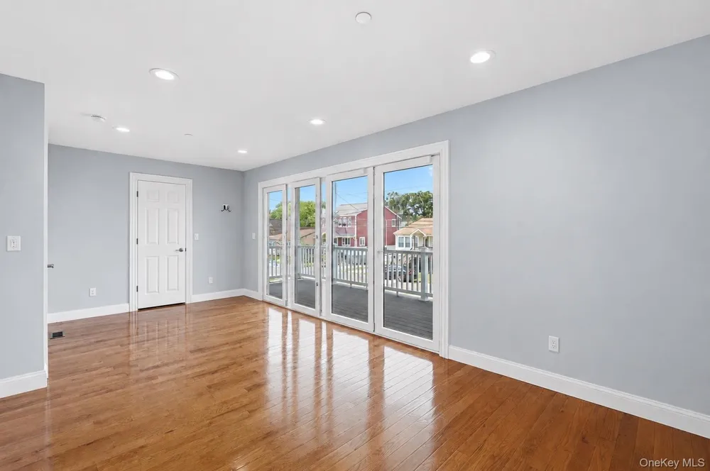 762 Pecan Street Lindenhurst, NY 11757