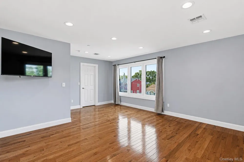 762 Pecan Street Lindenhurst, NY 11757