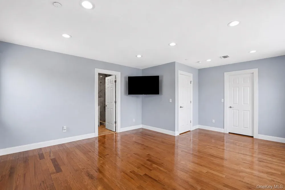 762 Pecan Street Lindenhurst, NY 11757