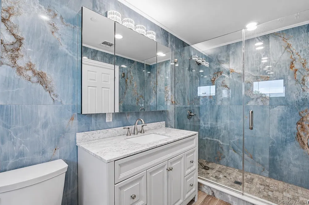 762 Pecan Street Lindenhurst, NY 11757