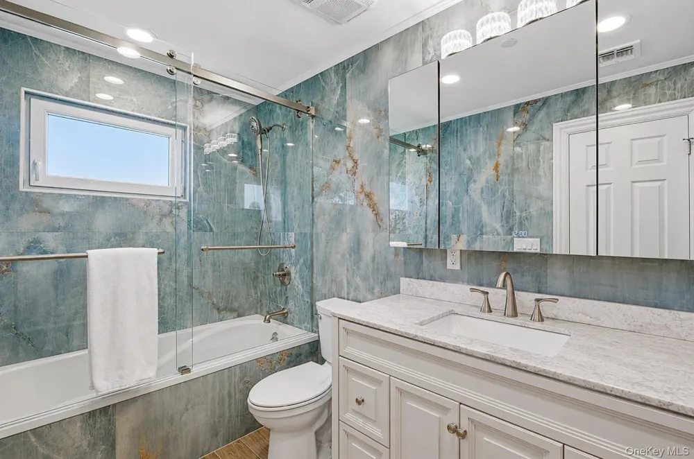 762 Pecan Street Lindenhurst, NY 11757