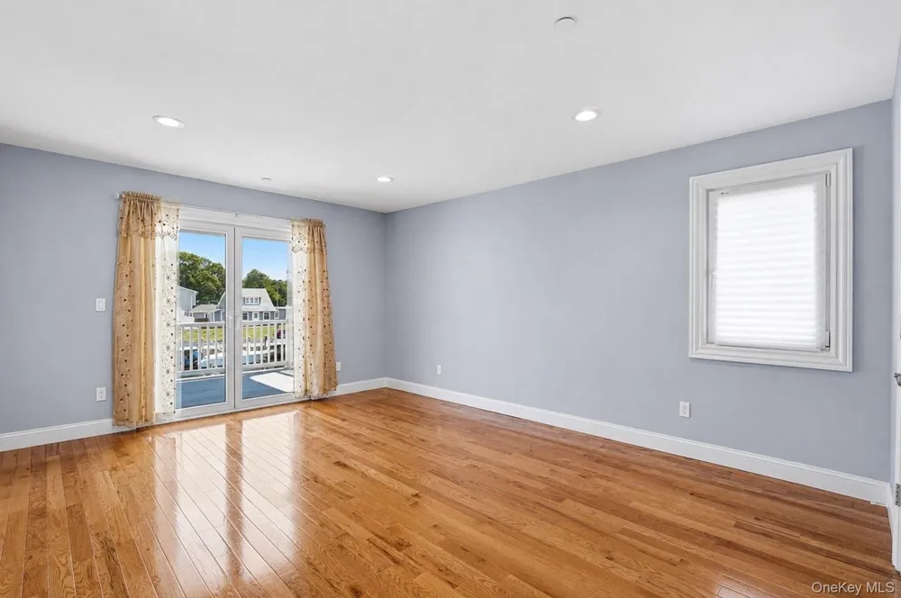 762 Pecan Street Lindenhurst, NY 11757