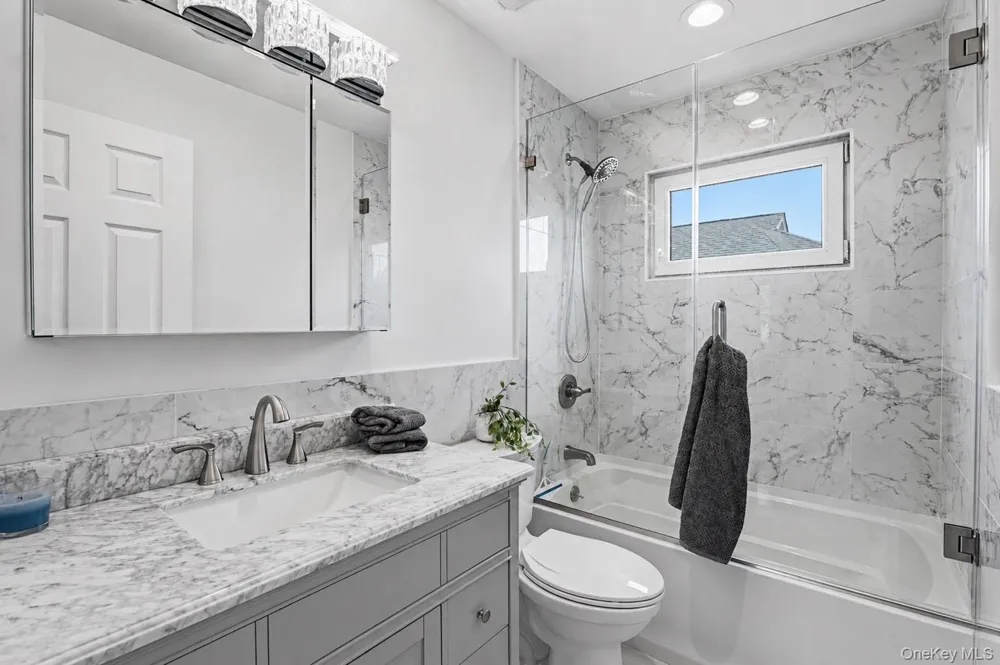762 Pecan Street Lindenhurst, NY 11757
