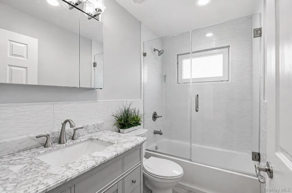 762 Pecan Street Lindenhurst, NY 11757