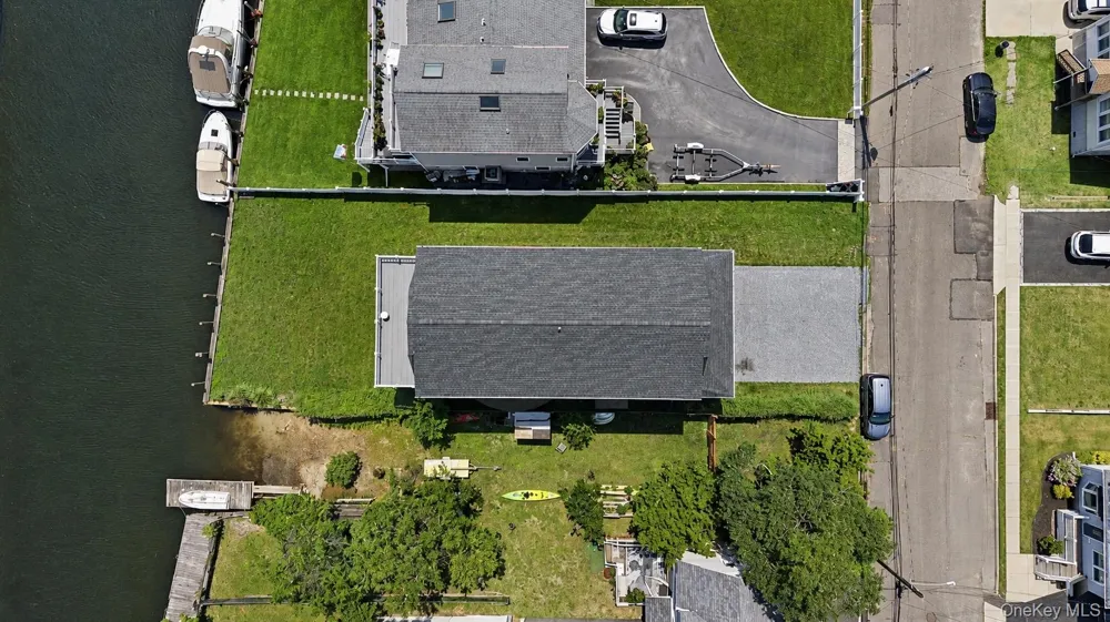 762 Pecan Street Lindenhurst, NY 11757