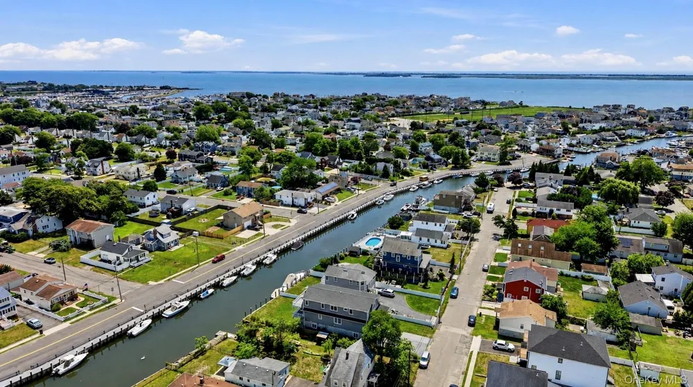 762 Pecan Street Lindenhurst, NY 11757