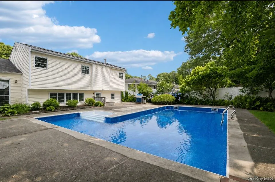 12 Larry Road Selden, NY 11784