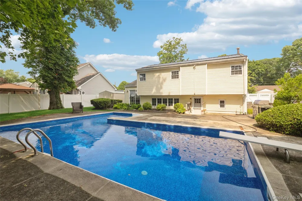 12 Larry Road Selden, NY 11784