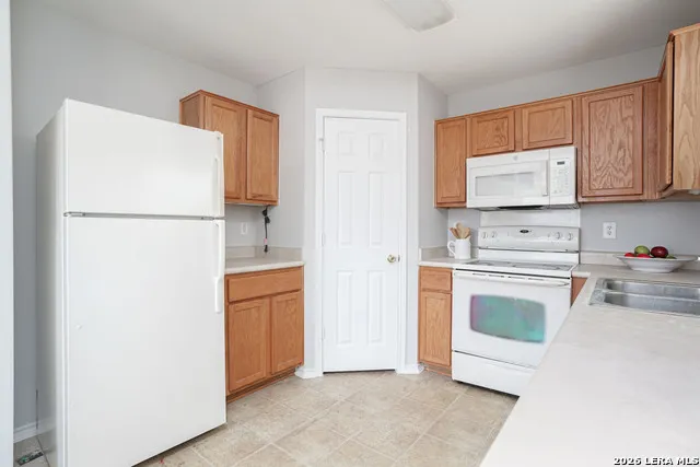 9045 Clearwood Path Universal City, TX 78148