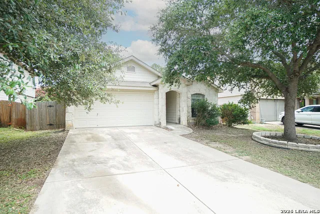 9045 Clearwood Path Universal City, TX 78148