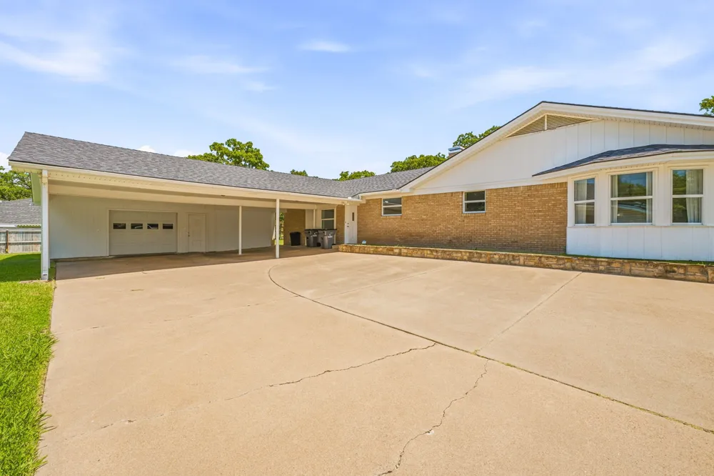 1423 Oak Hills Drive Graham, TX 76450