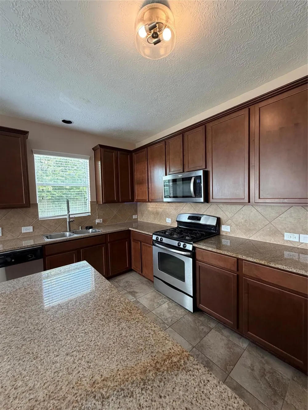 7034 Sun Creek Drive Hitchcock, TX 77563