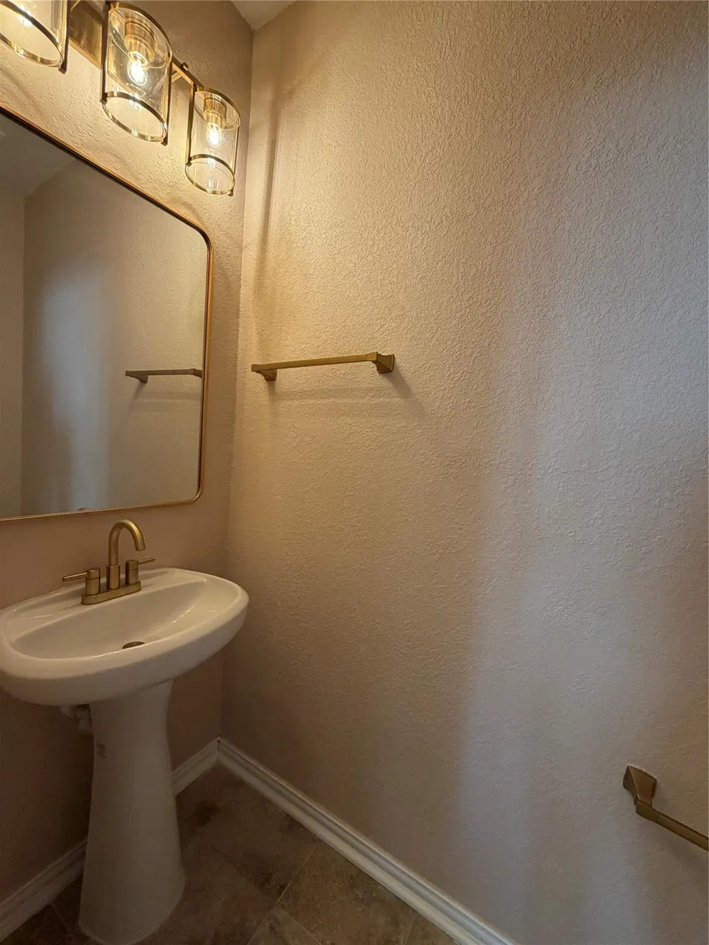 7034 Sun Creek Drive Hitchcock, TX 77563