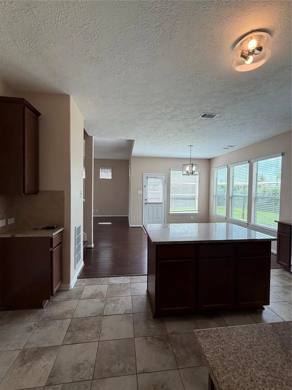 7034 Sun Creek Drive Hitchcock, TX 77563