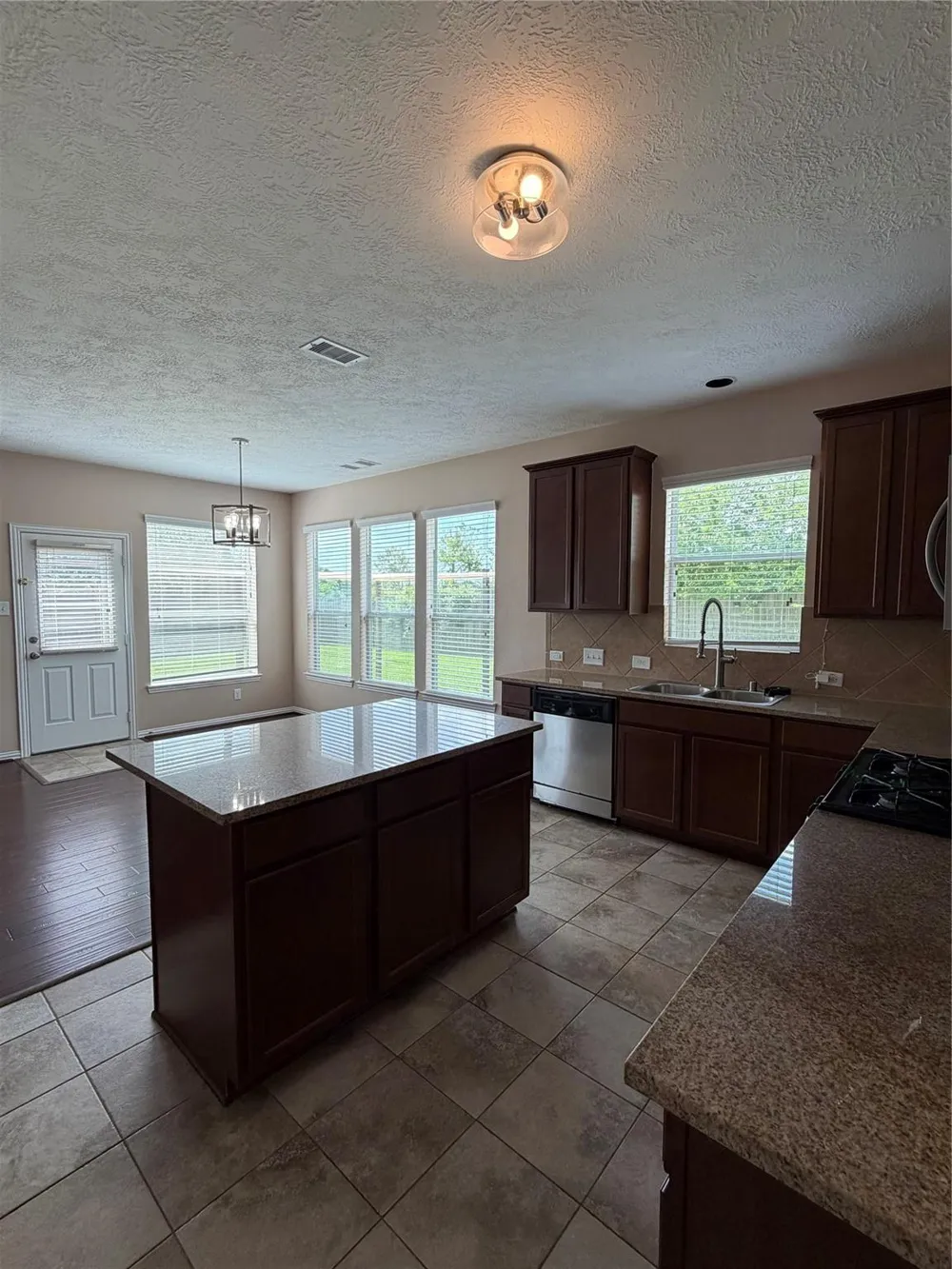 7034 Sun Creek Drive Hitchcock, TX 77563