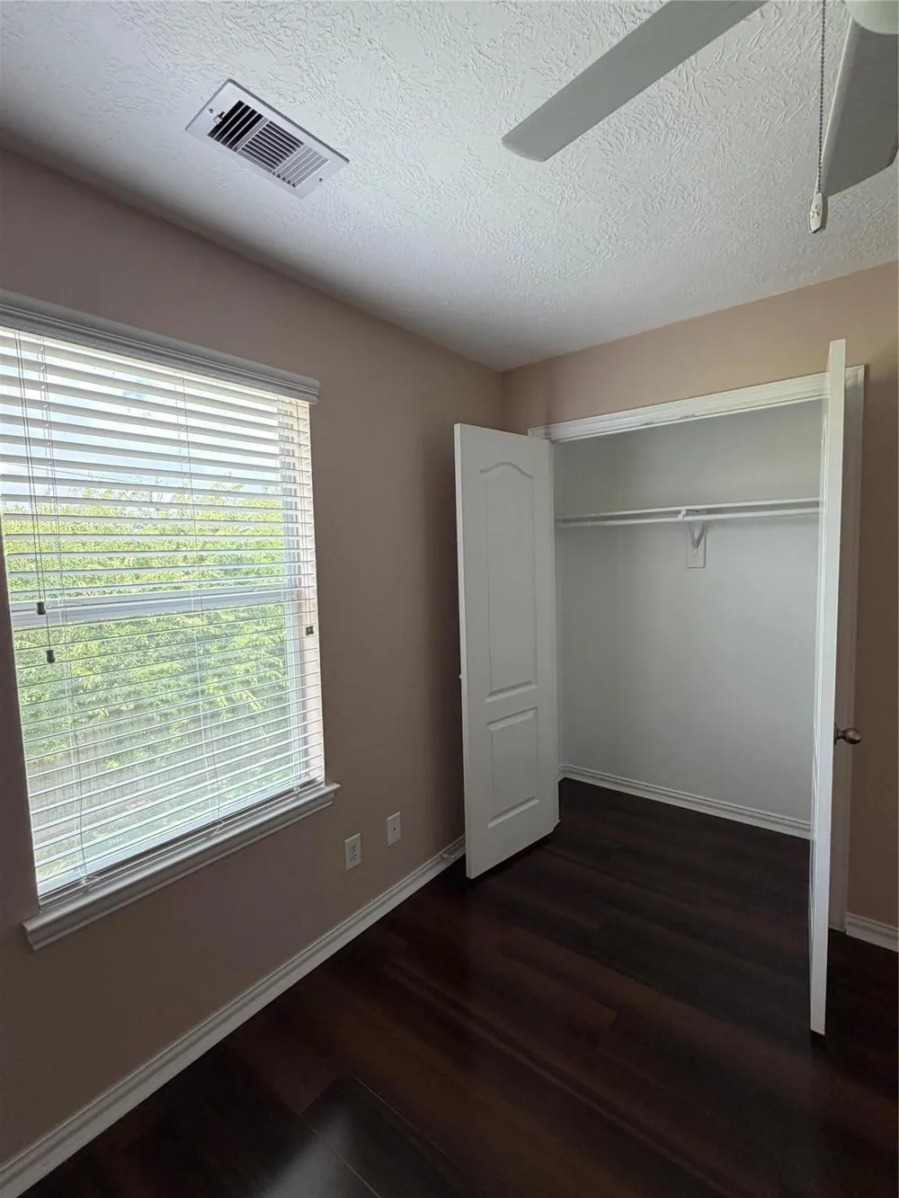 7034 Sun Creek Drive Hitchcock, TX 77563