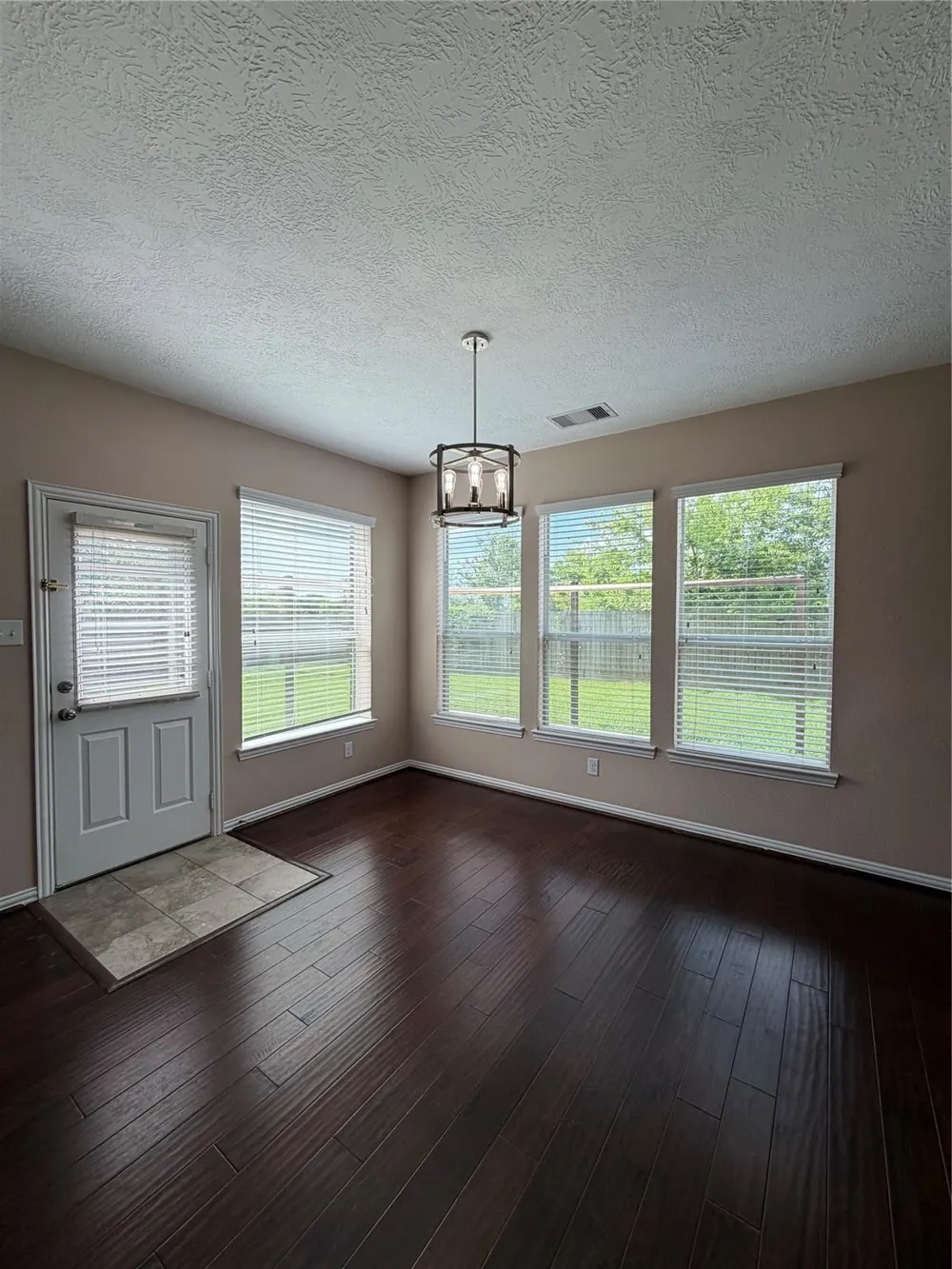 7034 Sun Creek Drive Hitchcock, TX 77563