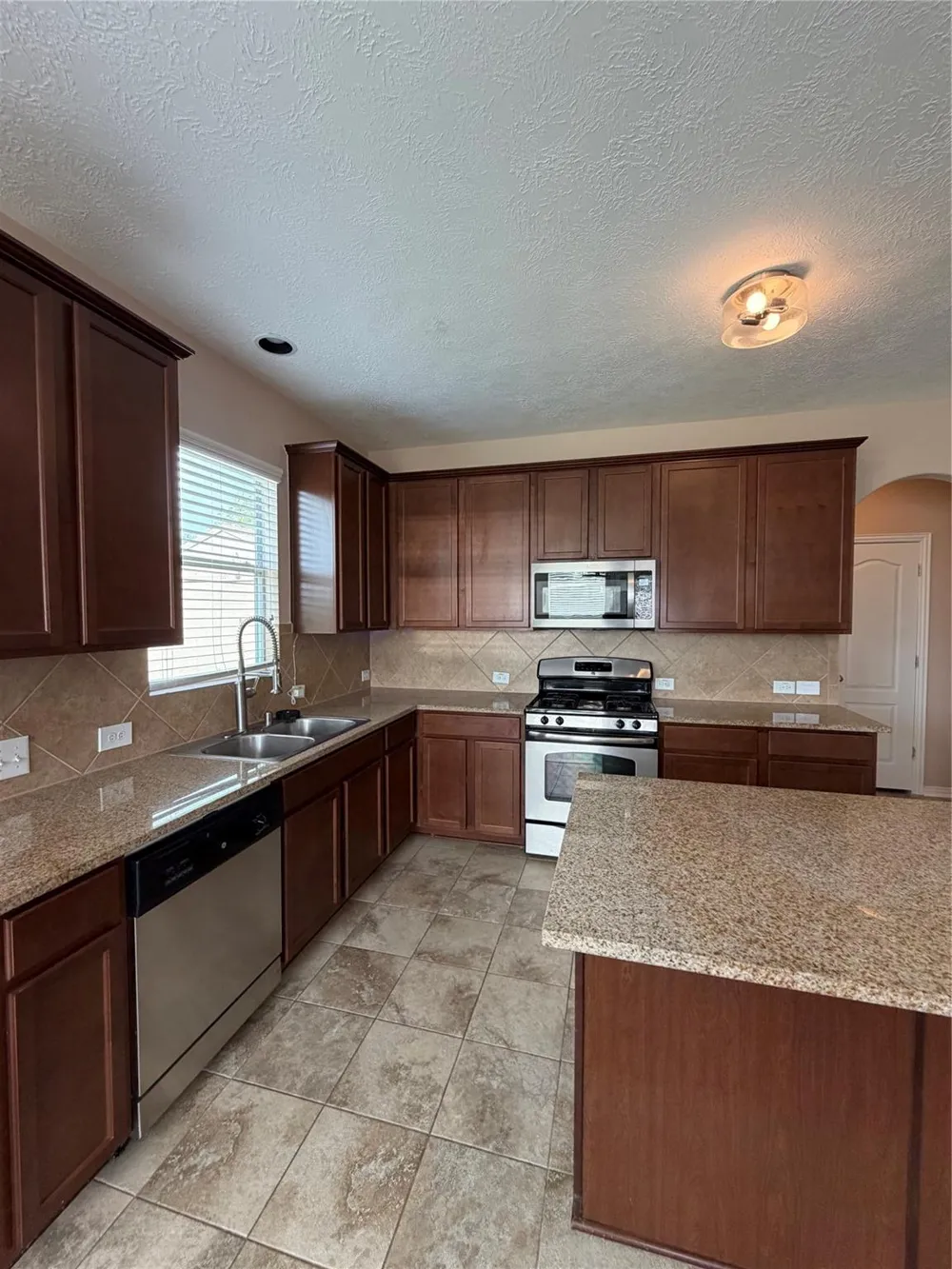 7034 Sun Creek Drive Hitchcock, TX 77563