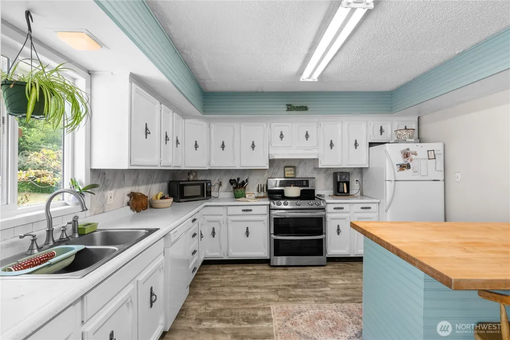 16 Harrison Street Bay Center, WA 98527