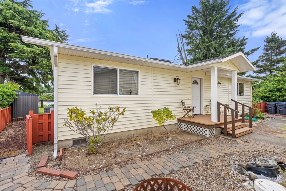 526 Sunset Avenue NE Ocean Shores, WA 98569
