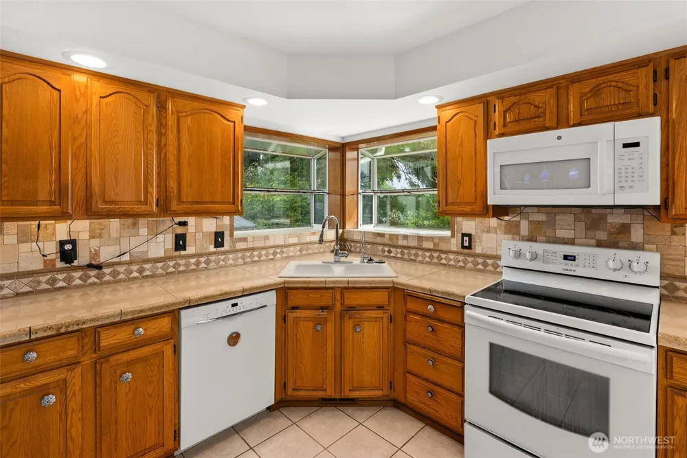 526 Sunset Avenue NE Ocean Shores, WA 98569