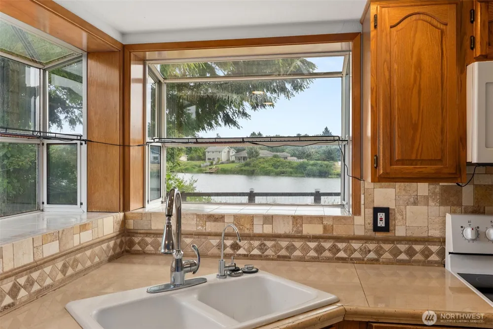 526 Sunset Avenue NE Ocean Shores, WA 98569