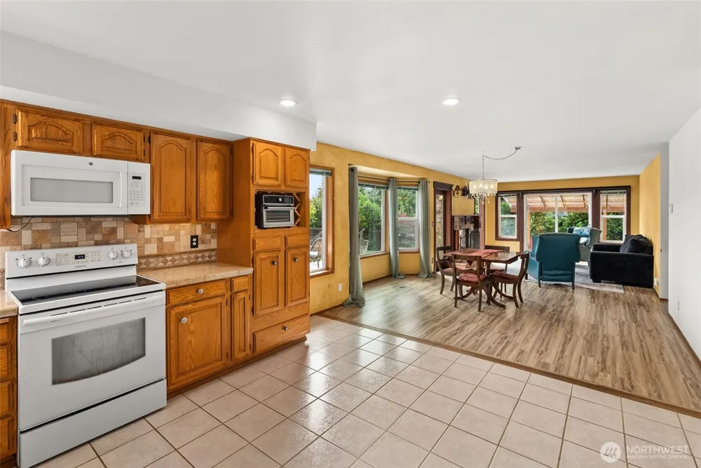 526 Sunset Avenue NE Ocean Shores, WA 98569