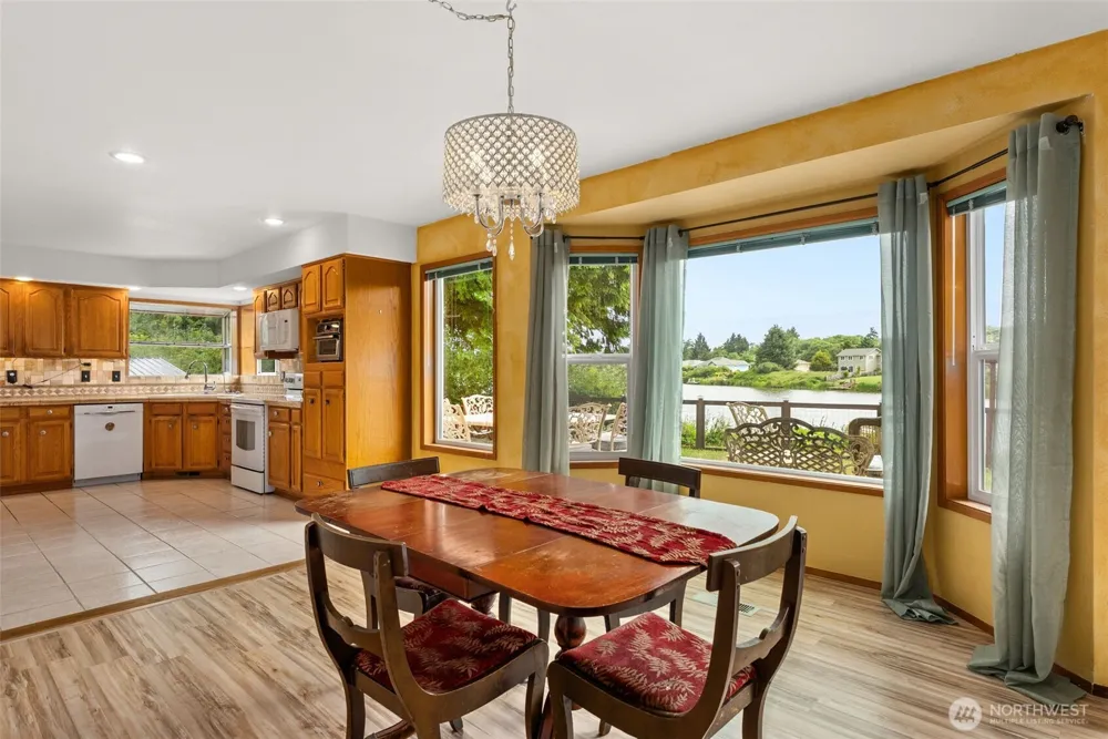 526 Sunset Avenue NE Ocean Shores, WA 98569
