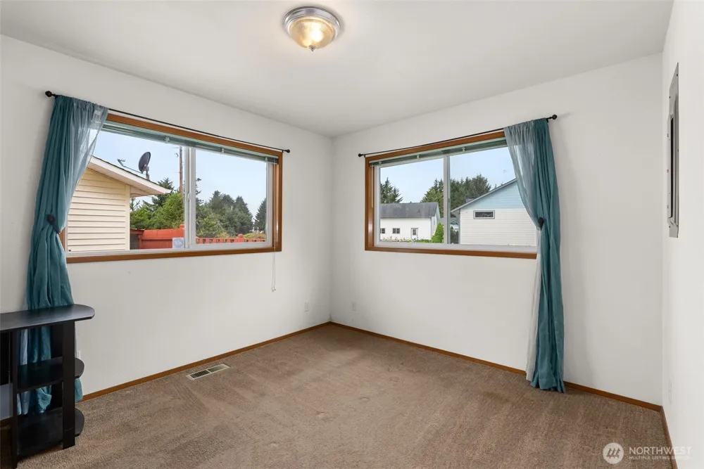 526 Sunset Avenue NE Ocean Shores, WA 98569