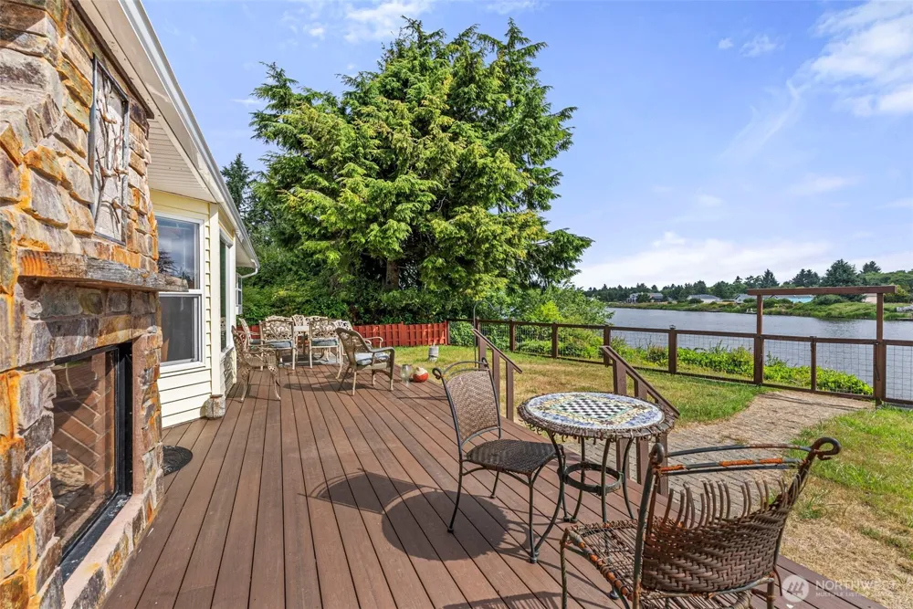 526 Sunset Avenue NE Ocean Shores, WA 98569
