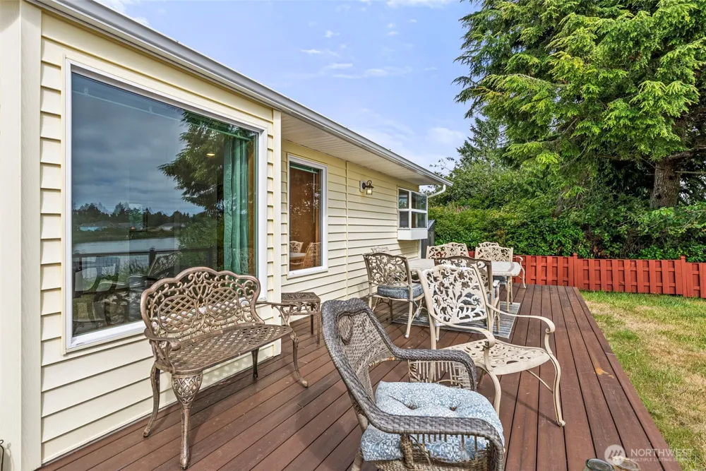 526 Sunset Avenue NE Ocean Shores, WA 98569